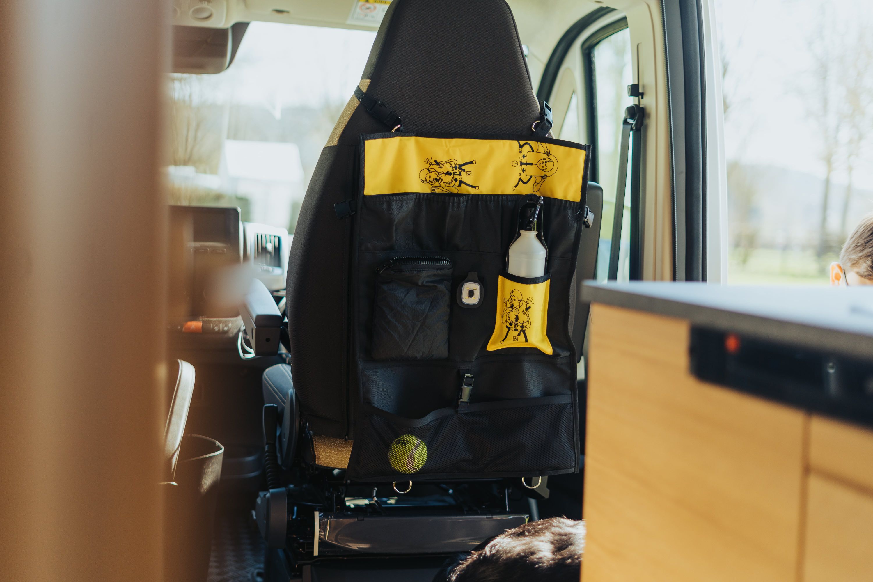 ADAC Hunde Organizer, Schwarz und gelb, Mit Hunde Grafiken an Autositz montiert