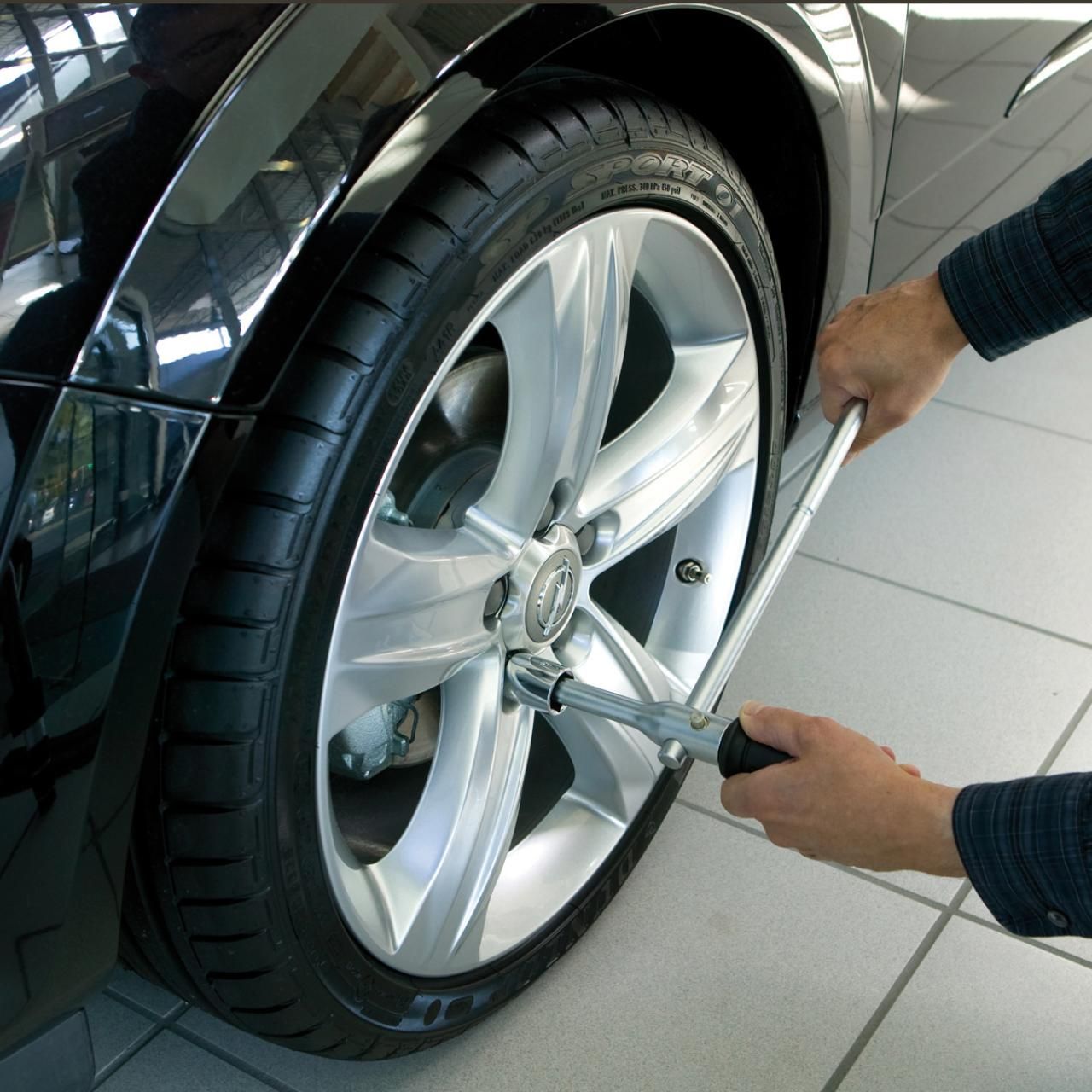 Anwendungsbild, Autofelge, Radmutterschlüssel wird gehalten