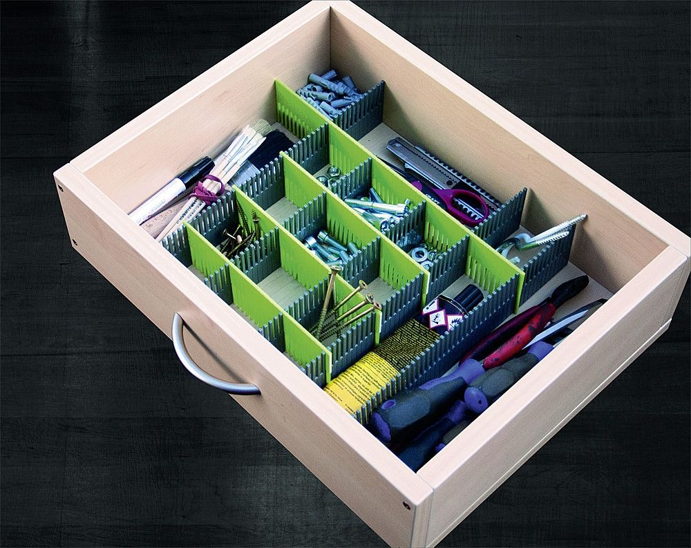 Schublade aus Holz mit Einsätzen in Grün mit diversem Büromaterial