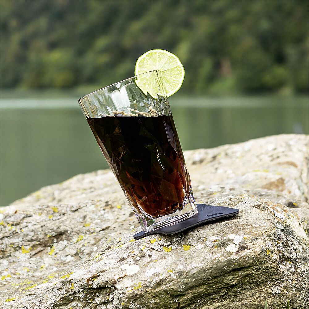 Silwy Magnet-Kunststoffgläser Longdrink auf einem Stein befestigt, mit See und Bäumen im Hintergrund