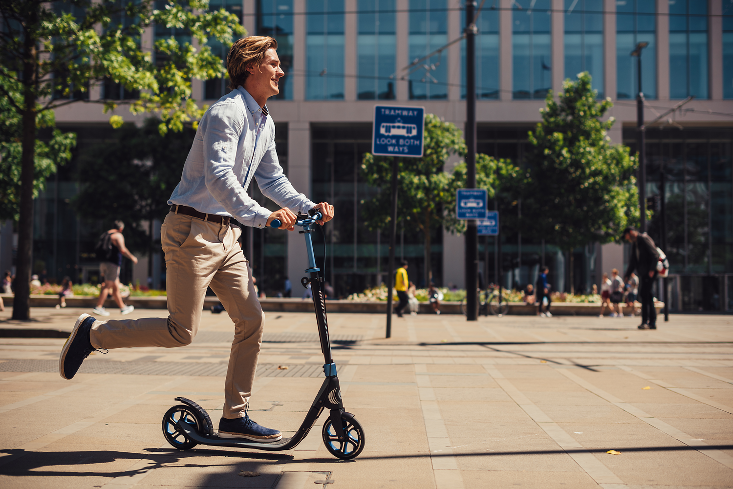 e-scooter, Stadt, Mann, casual, Stadtbild