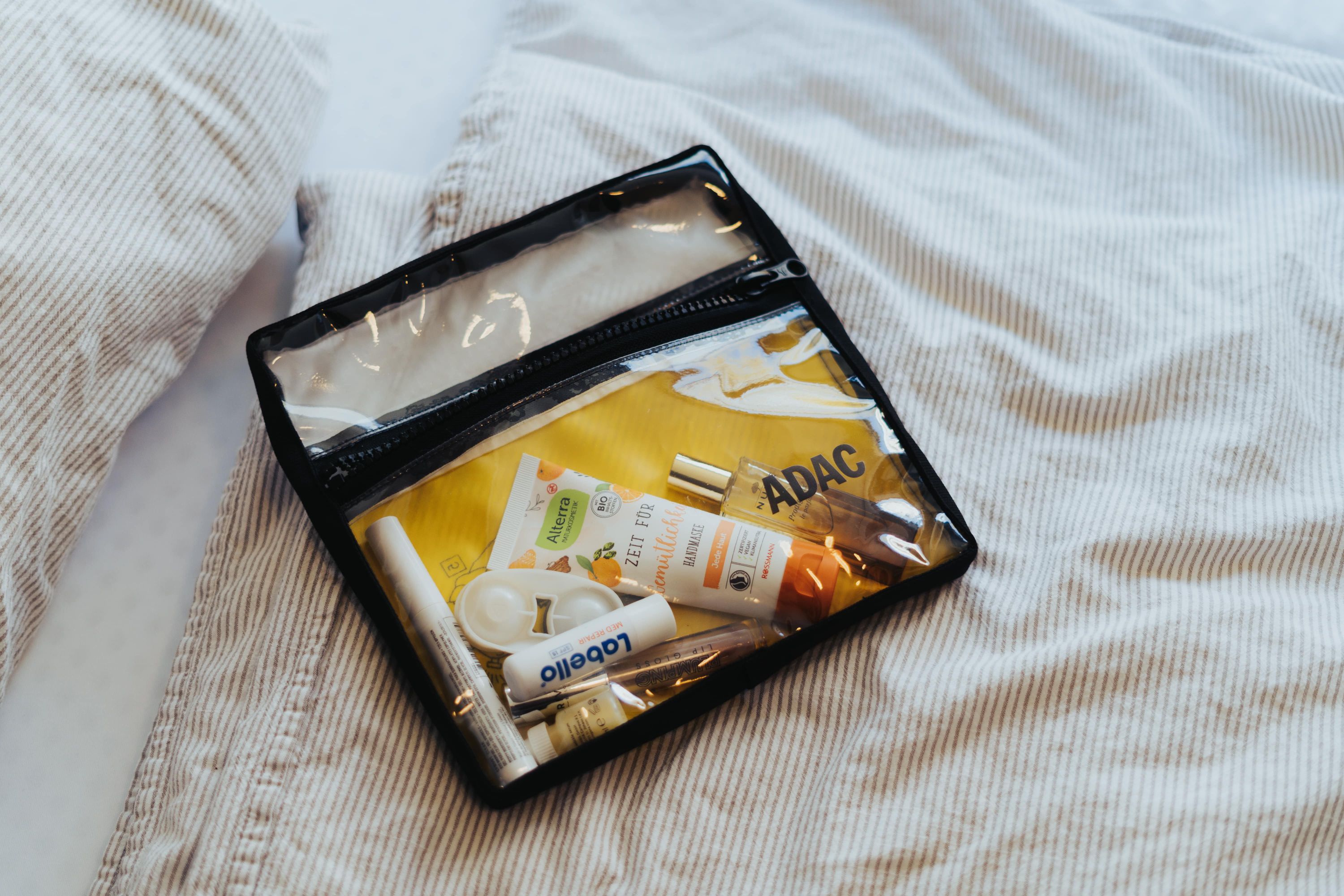 ADAC_100-200_Liquidbag_I3-min ADAC Flüssigkeitenbeutel aus echten Rettungswesten gemacht, Mit Kosmetik befüllt