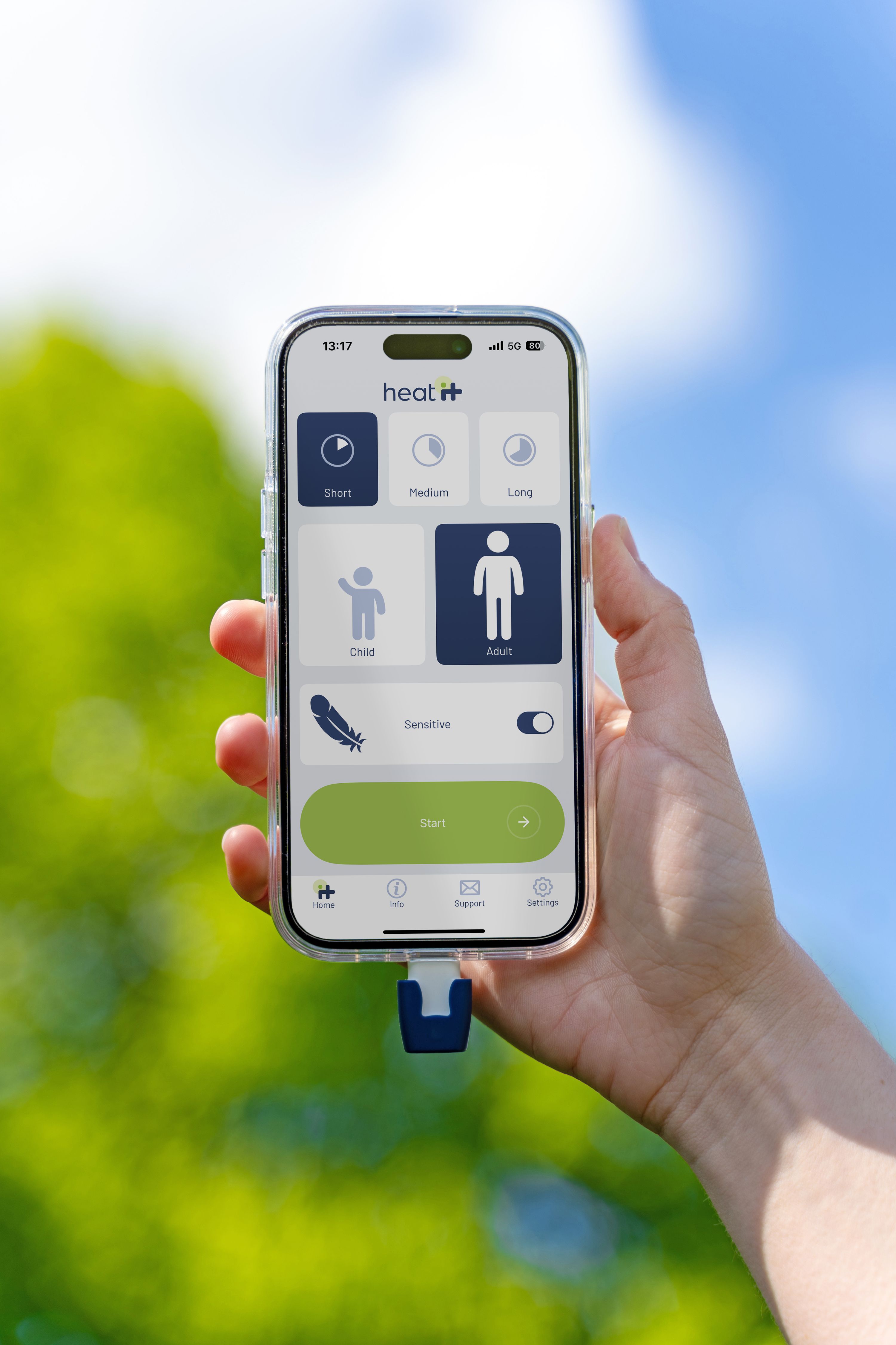 iPhone mit heat it App geöffnet, Stichheiler ist eingesteckt, vor verschwommenen Hintergrund