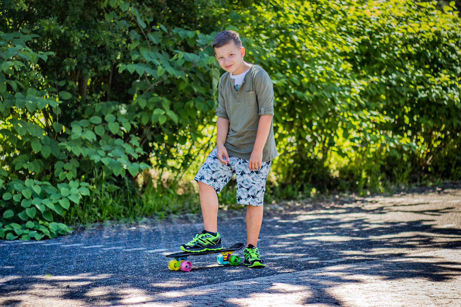 Kind, Skateboard, Shorts, Hose, Sneaker