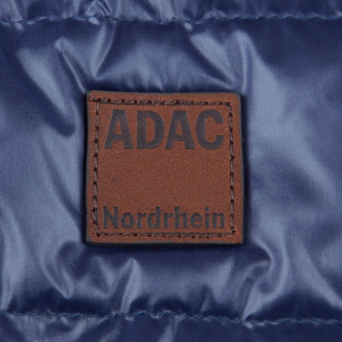 NRH20013109-weste-jake-detail Handstich Herrenweste mit dezentem ADAC Logo