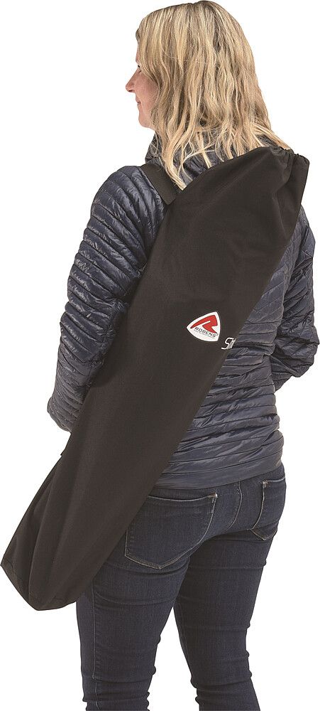 996155222 ROBENS Faltstuhl Strider, in Tasche zusammengeklappt bei einer Frau über die Schulter mit Tragegurt