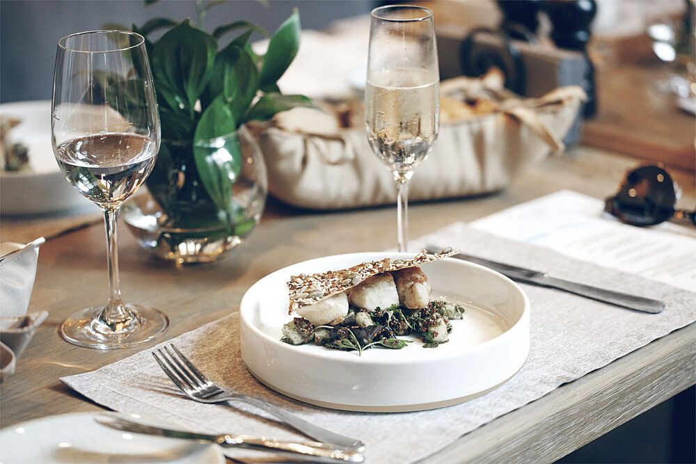 Gedeckter Tisch mit Essen auf dem Teller