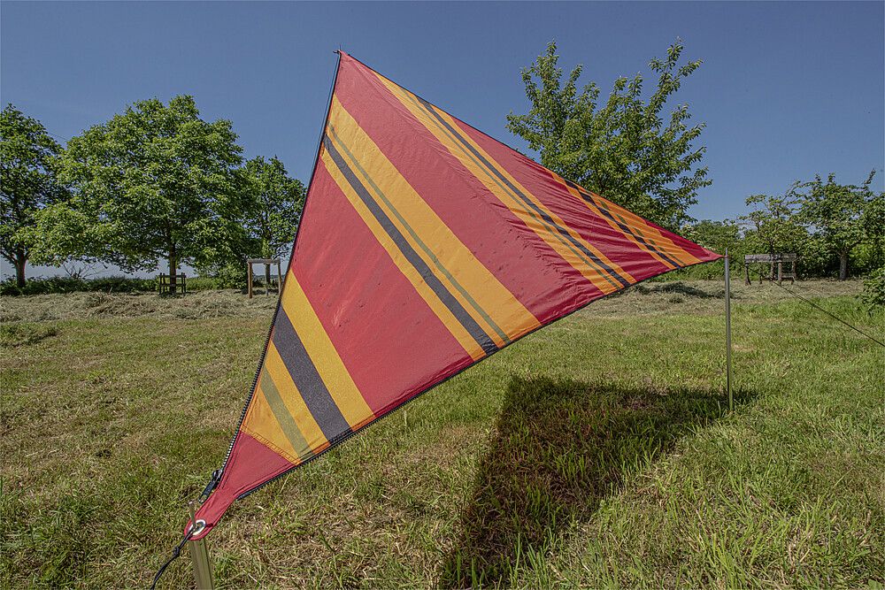 BENT Sonnensegel, ausgebreitet auf Wiese