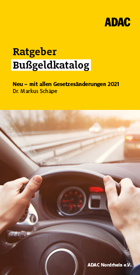 Bkat_Cover_ohneSchatten ADAC Bußgeldkatalog, Cover mit Hände am Lenkrad auf der Autobahn