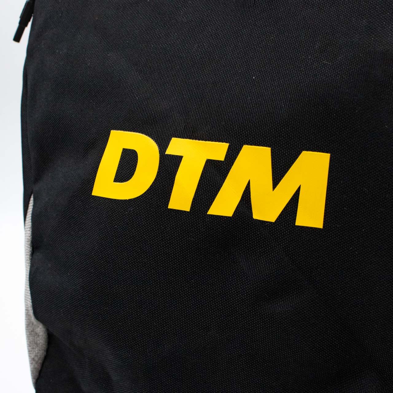 Gelber DTM Schriftzug auf dem Rucksack
