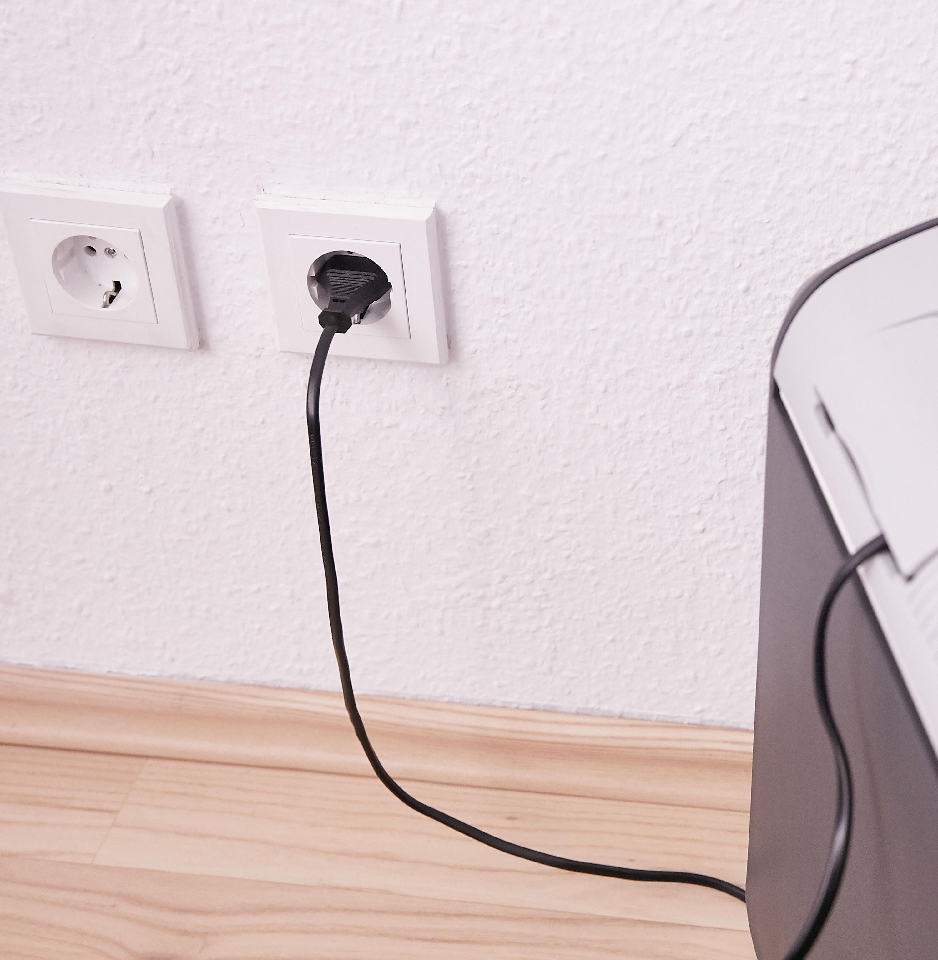 Web-Anwendung-4-4038373106971_Kuhlbox-KK-28_Web-Anwendung-4 Kühlbox, Kabel in Steckdose