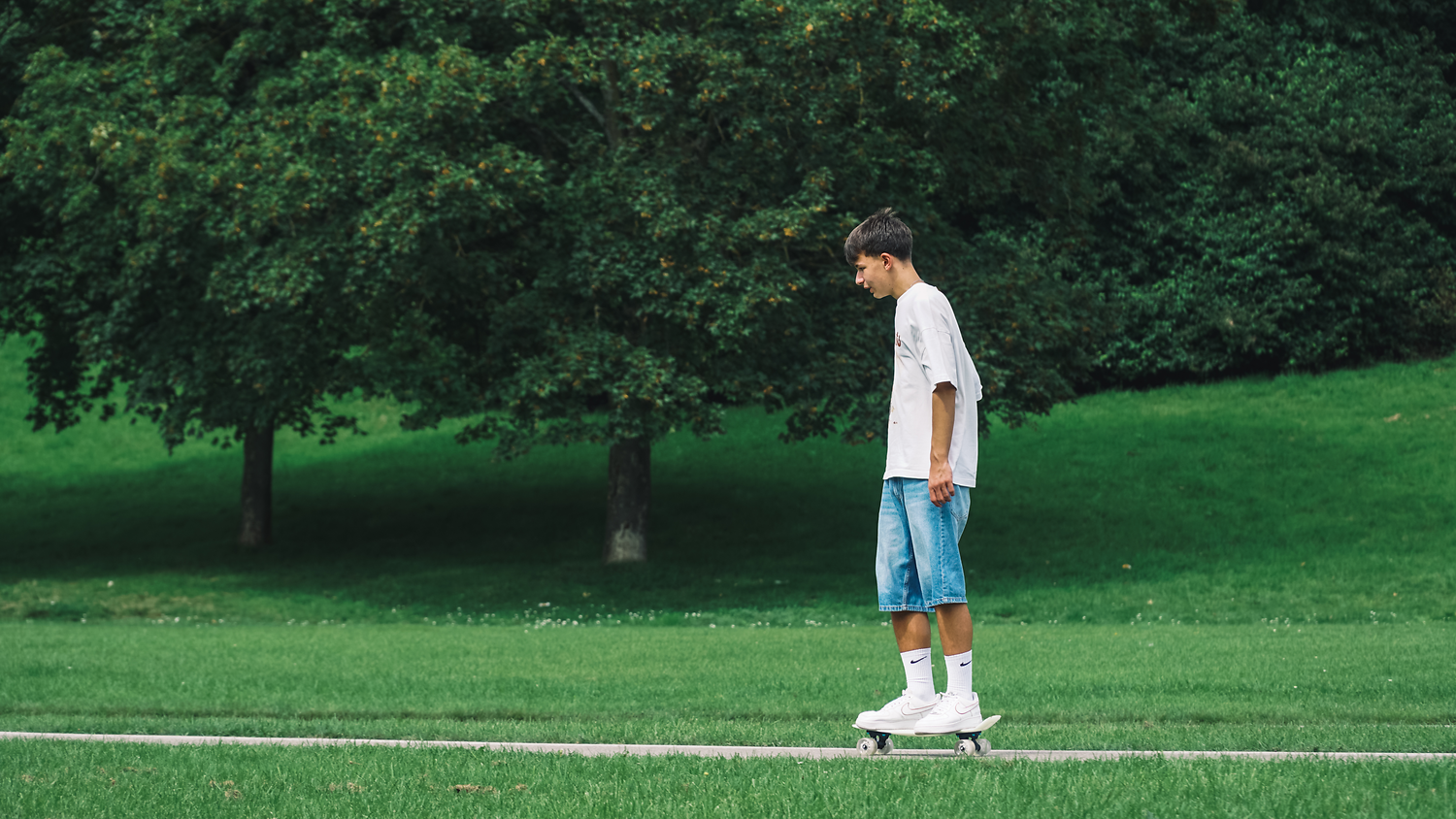 Skateboard, Kurzarm-T-Shirt, Jeansshorts, Weiß, Outdoor Park