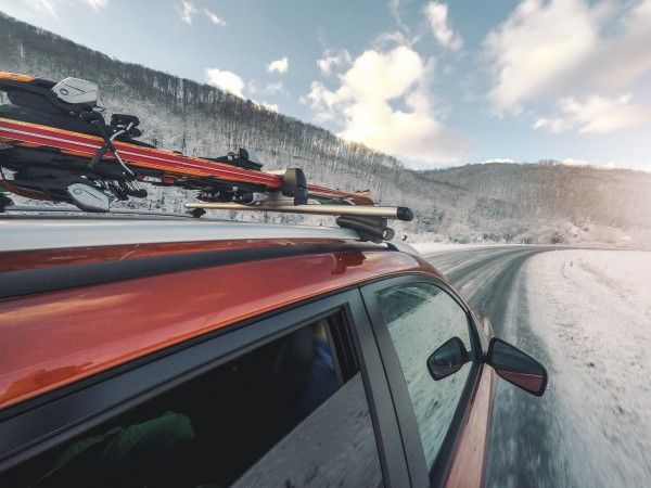 Winterurlaub, Auto, Skier, Straßen mit Schnee