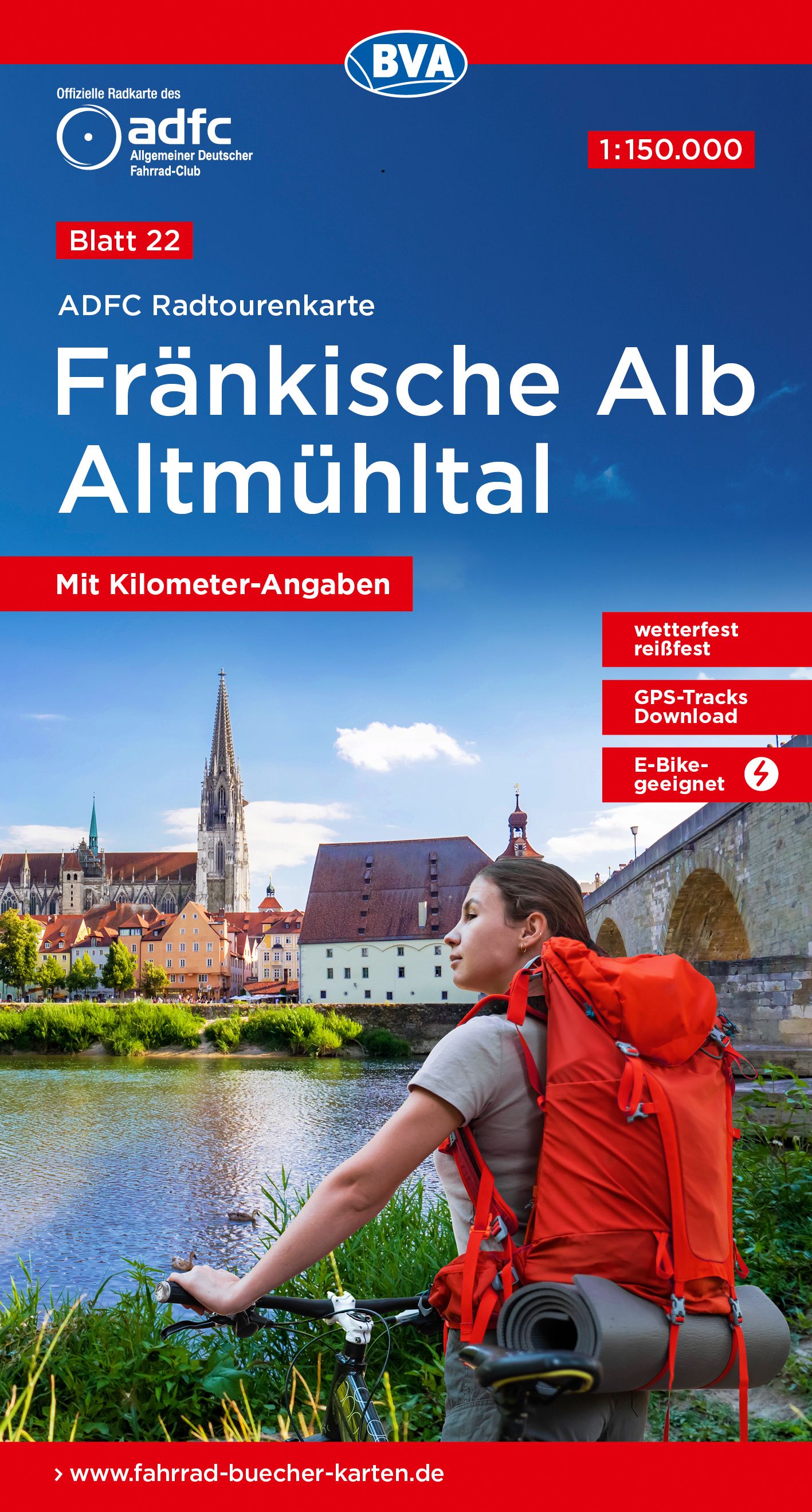 9783969901175 ADFC-Radtourenkarte 22 Fränkische Alb Altmühltal, Frau mit rotem Rucksack auf dem Fahrrad vor einem Fluss mit Häusern im HIntergrund