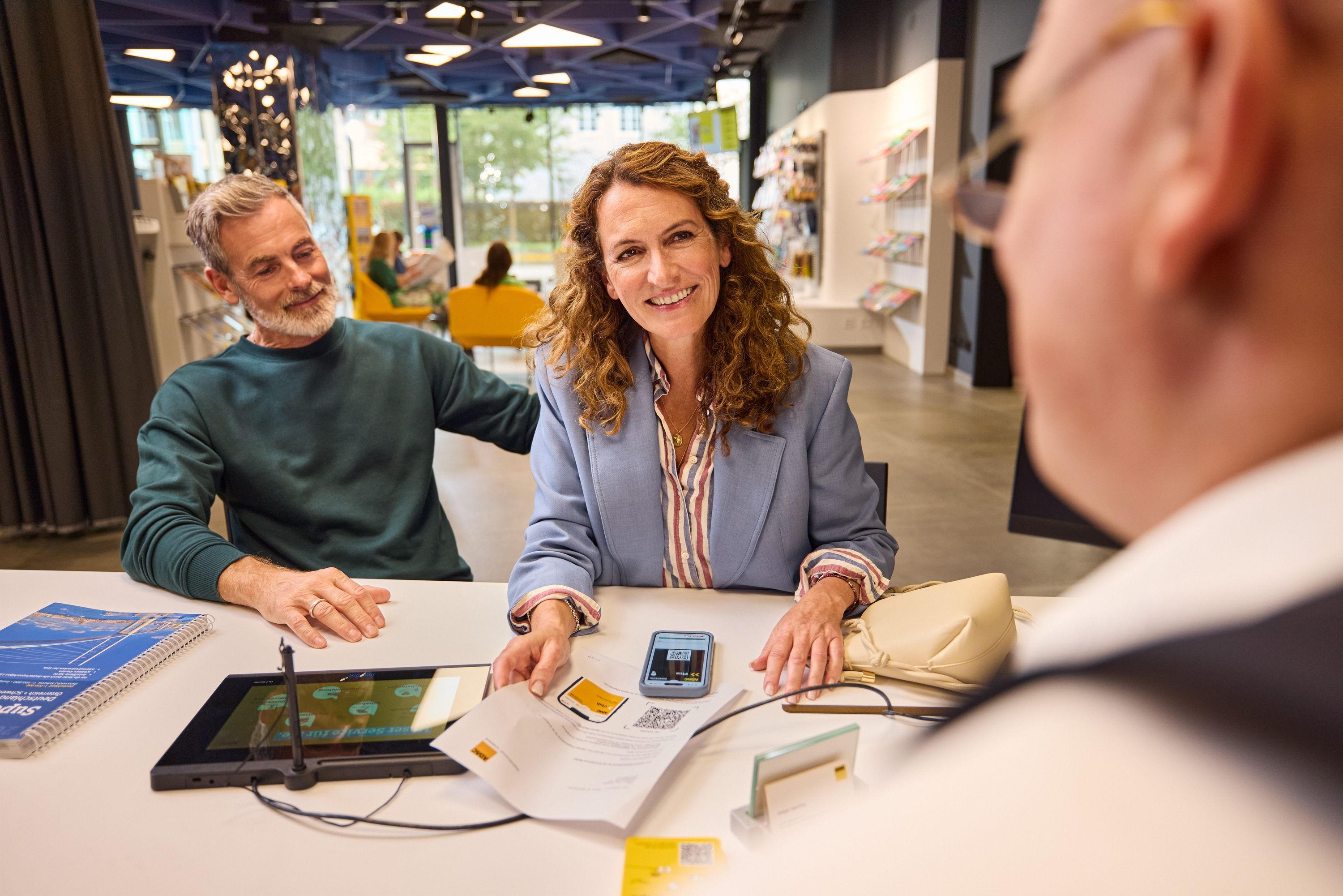 Kundenberatung, Tablet, Kartenlesegerät, Papierdokumente, Gespräch, Menschen im Laden, Kundengespräch, Tablet, Dokumente, Kundenterminal