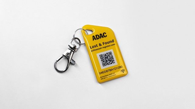 Digitaler-Schlusselanhanger-2 Digitaler Schlüsselanhänger ADAC gelb mit Karabiner zur Befestigung Rückseite mit QR Code