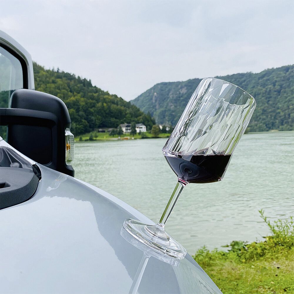 Silwy Magnet-Kunststoffgläser Wein, auf einem Auto abgestellt und fester Halt trotz starker Neigung 