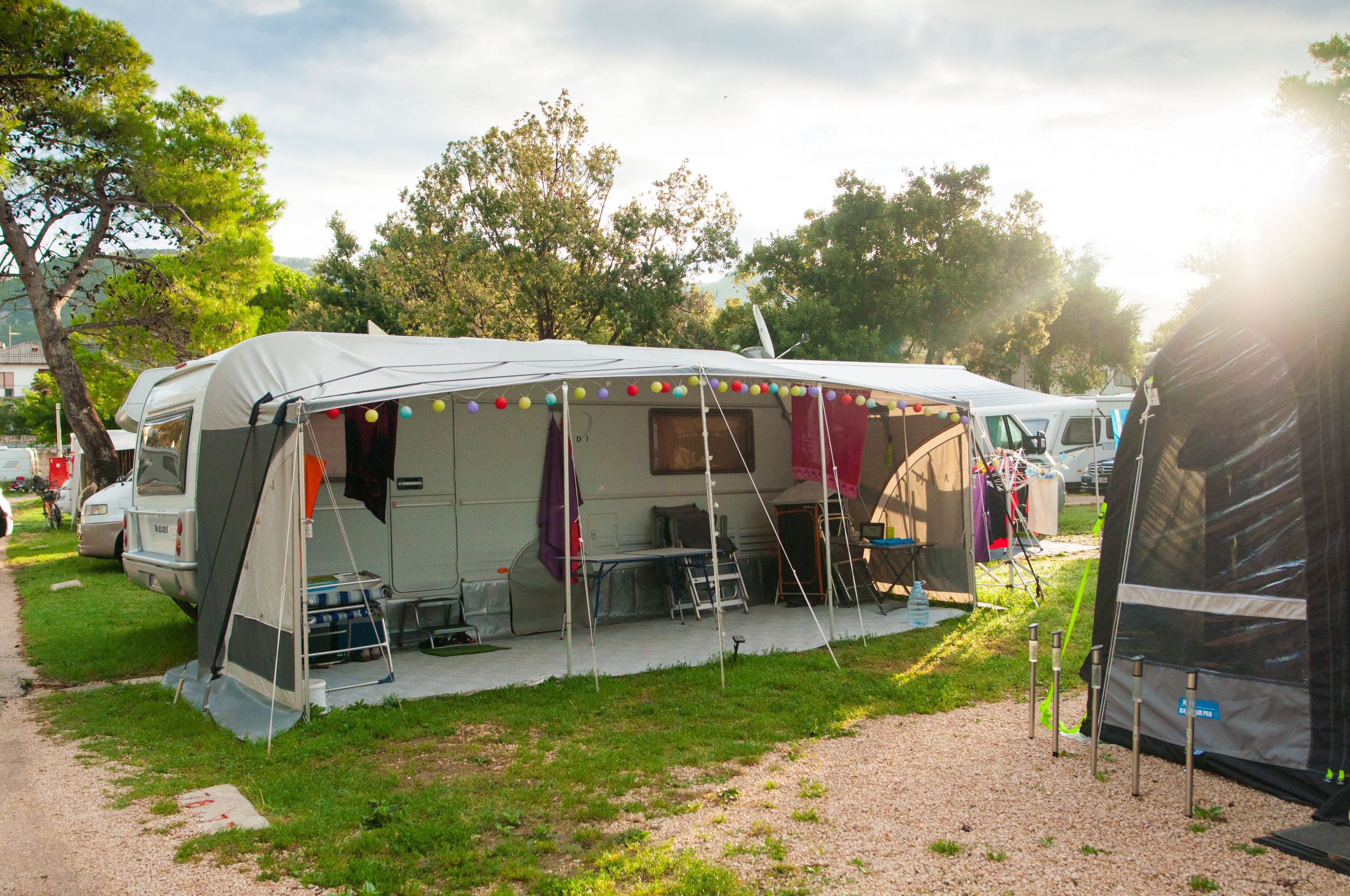Camping, Wohnwagen, Vorzelt