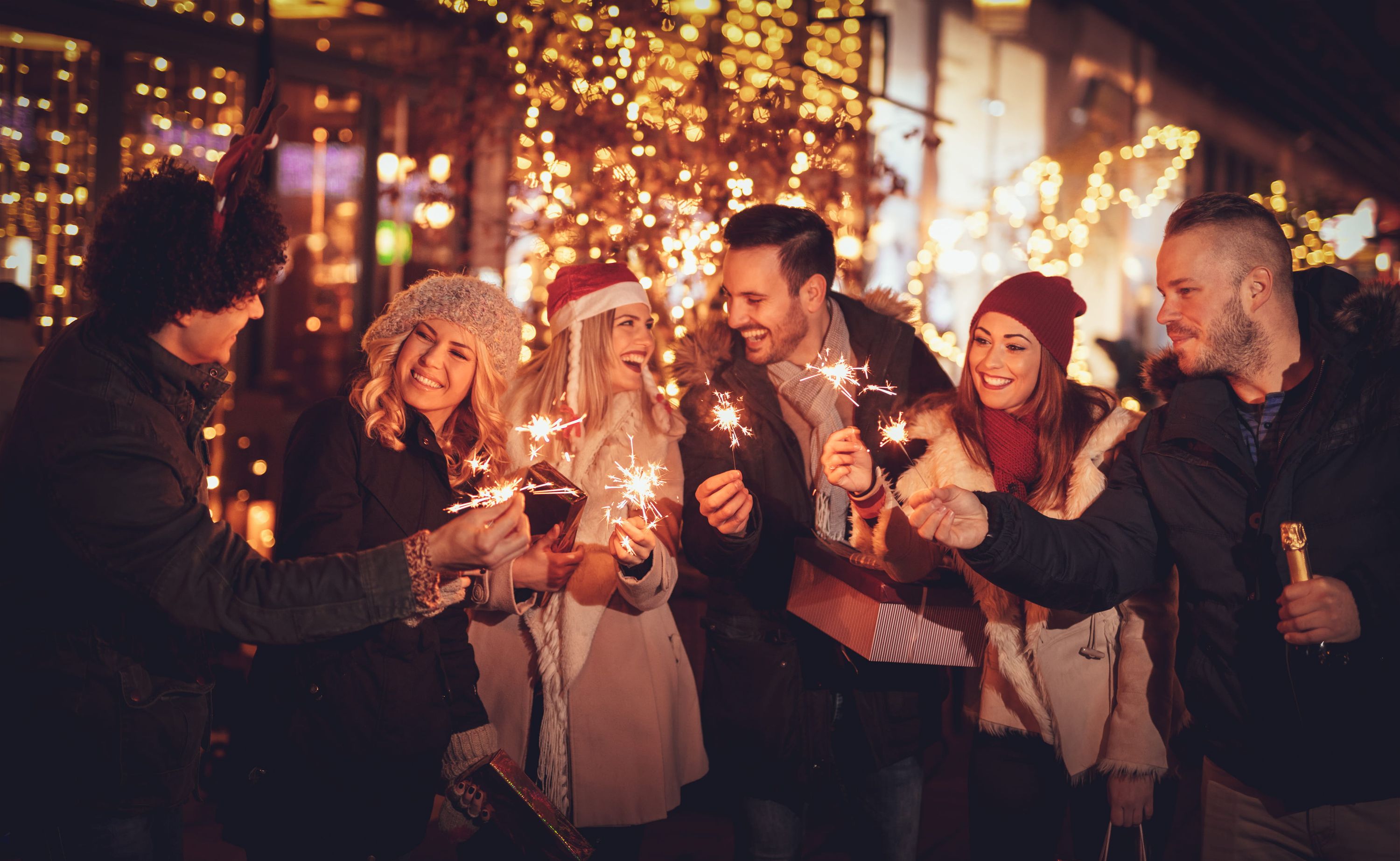 feiern, funkelnde lichter, freunde, silvester, funkenstaub