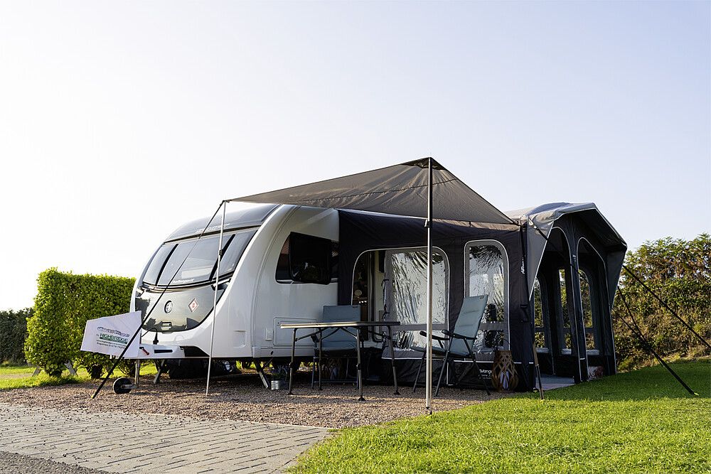 995778211 Caravan mit Vorzelt und dreick Spanntuch