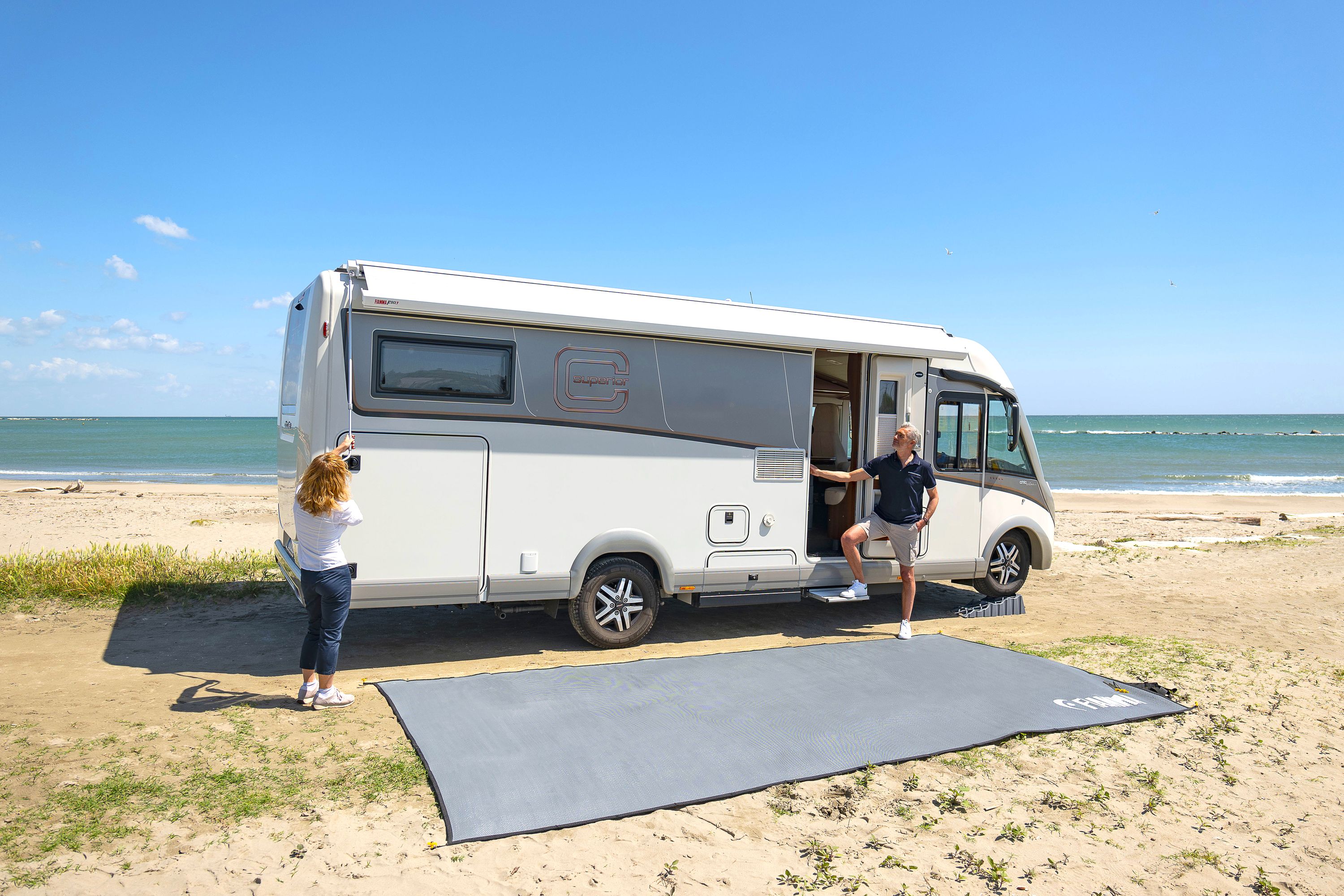 993309892 Fiamma Vorzeltteppich Patio Mat. Vor Camper am Strand