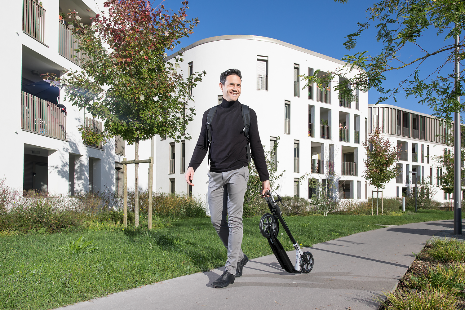 e-scooter, Stadtlandschaft, Mann, Rucksack, Rollkragenpullover