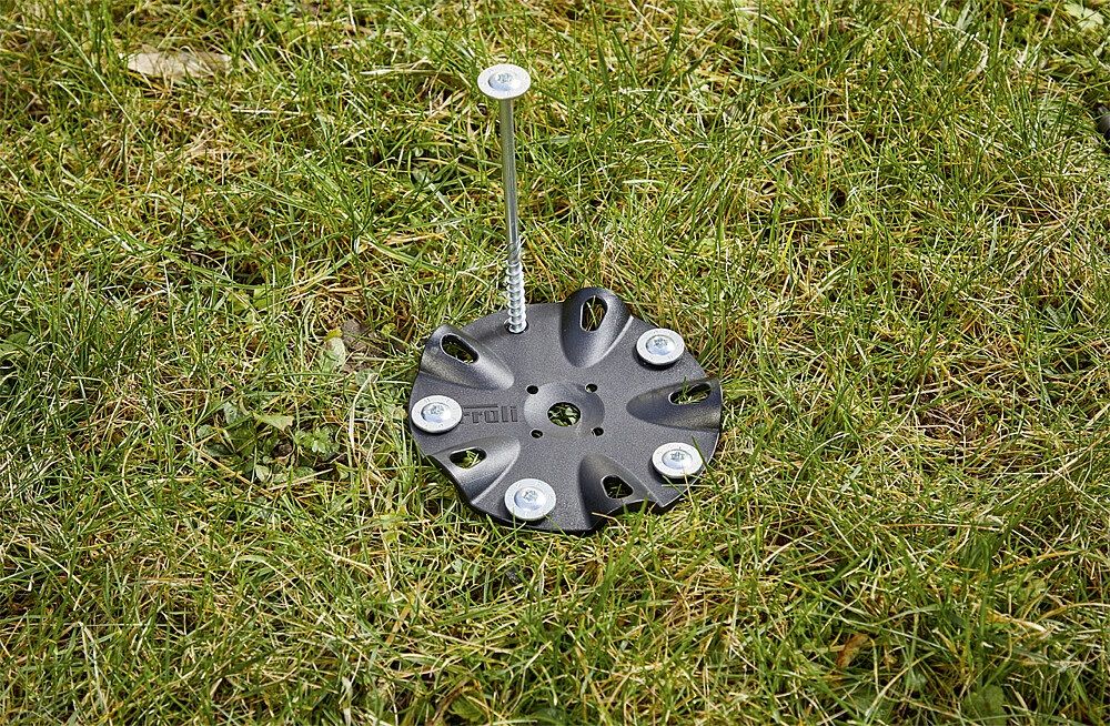 994468323 Ankerplatte mit Befestigungsschrauben im Boden befestigt