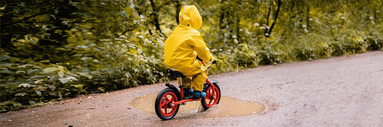 Kind, Fahrrad, Pfütze,Regenkleidung