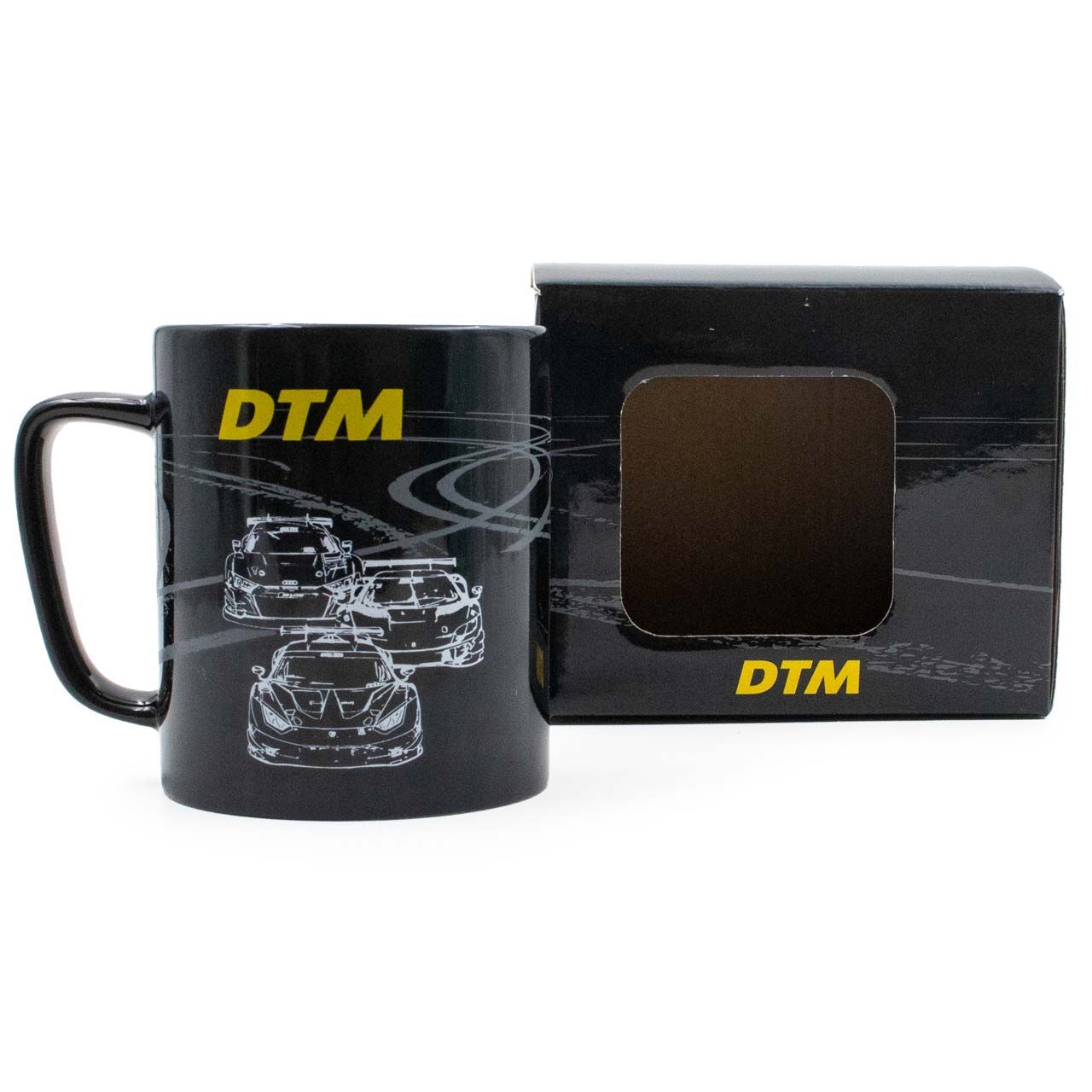 DTM Tasse in schwarz mit gelbem DTM Schrifzug und mehreren Rennautos und Bremsspuren im Hintergrund mit Verpackung