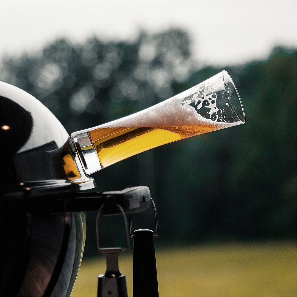 Silwy Magnet-Kristallgläser Bier an Grill befestigt. Fast 90 Grad Neigung aber Glas hält. Garten verschwommen im Hintergrund