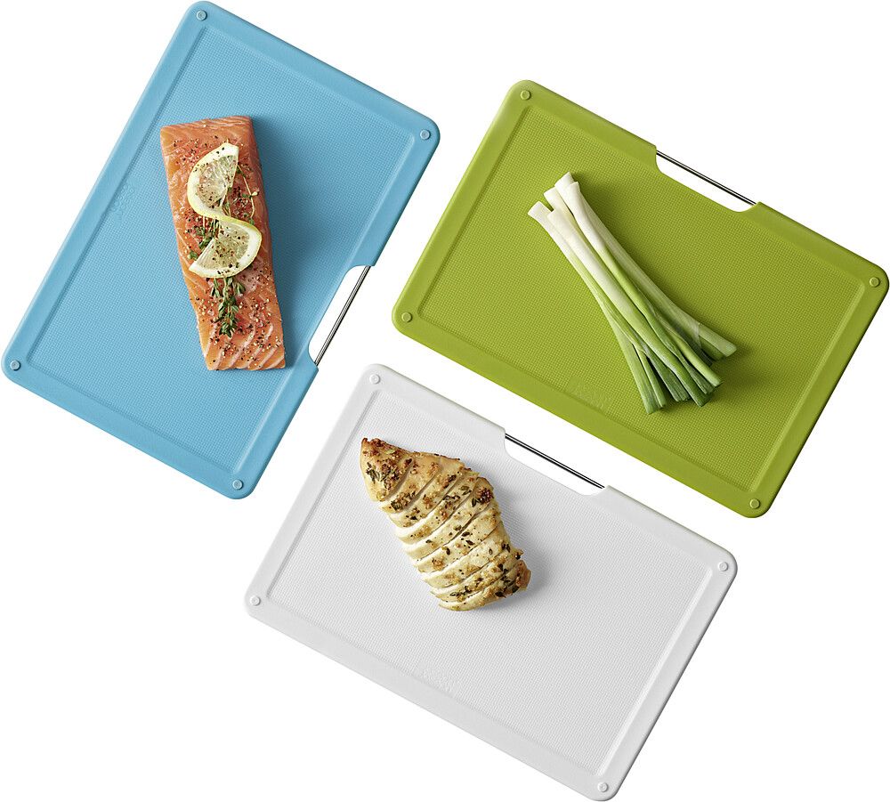 3 Schneidebretter mit versch. Essen darauf je Brett