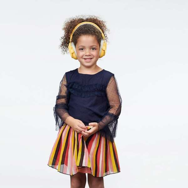 Alpine Kid Kopfhörer gelb aufgesetzt 