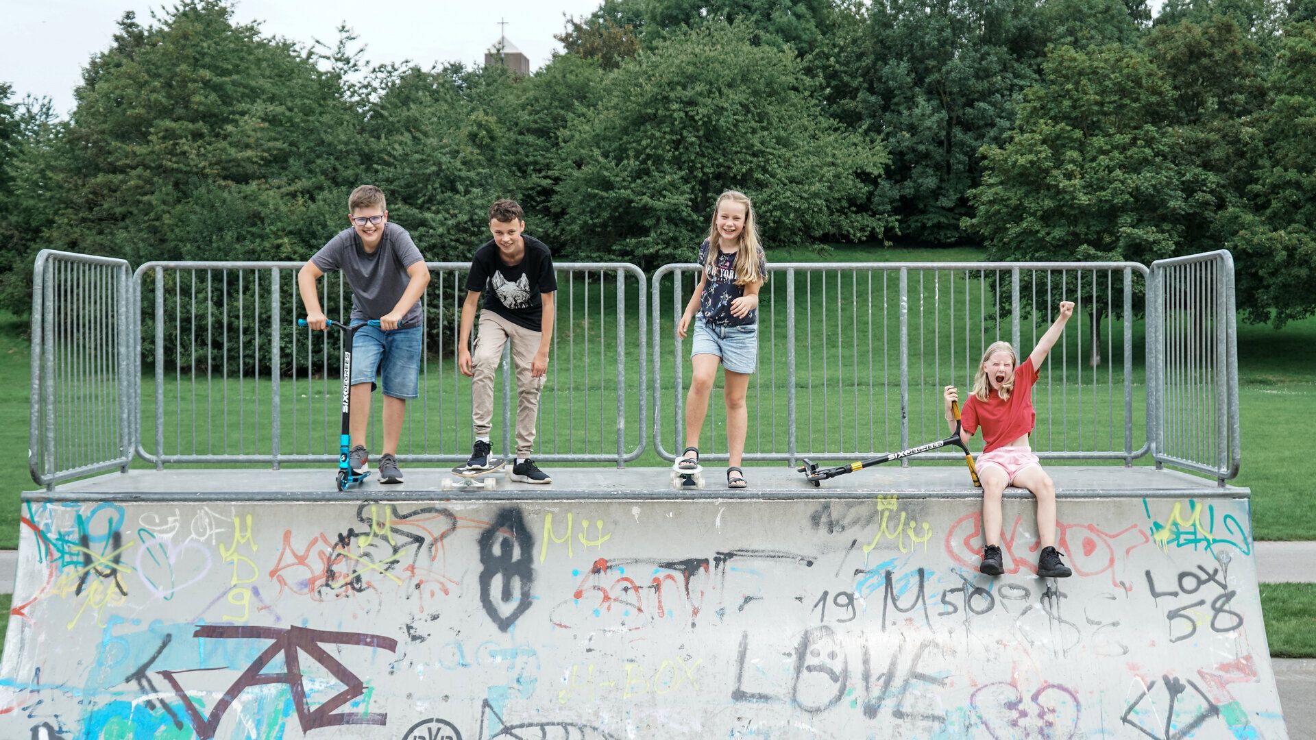 Kurze Hose, Schuh, Sandale, Person, Jugendlich, Kurze Hose, Schuh, Sandale, Person, Jugendlich