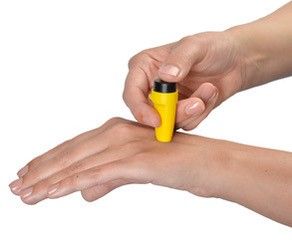 Click-2 Zeckenentfernungswerkzeug Gelb Anwendung dargestellt an Handrücken