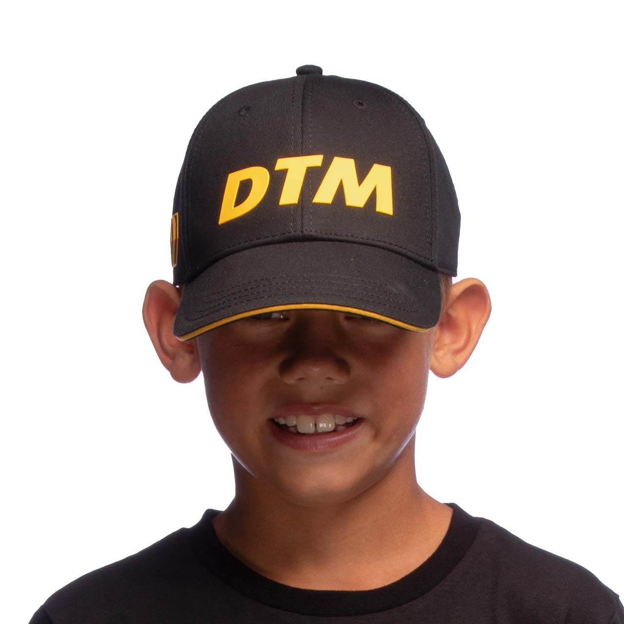 Kind mit DTM Cap schwarz mit gelbem DTM Schriftzug