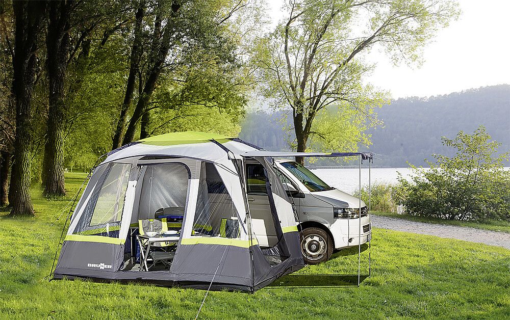 995690511 Brunner Mobilzelt Rambler an Seite von Auto aufgebaut