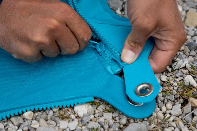 Hand an Reißverschluss