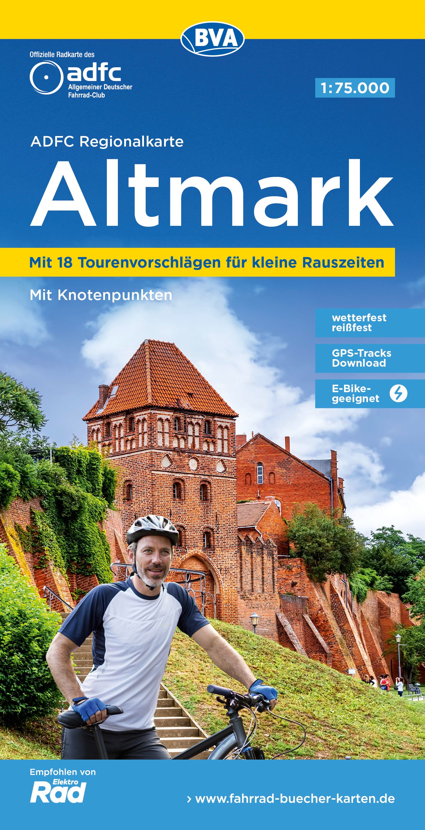 9783969901045 ADFC Regionalkarte Altmark, Radfahrer vor altem Gebäude