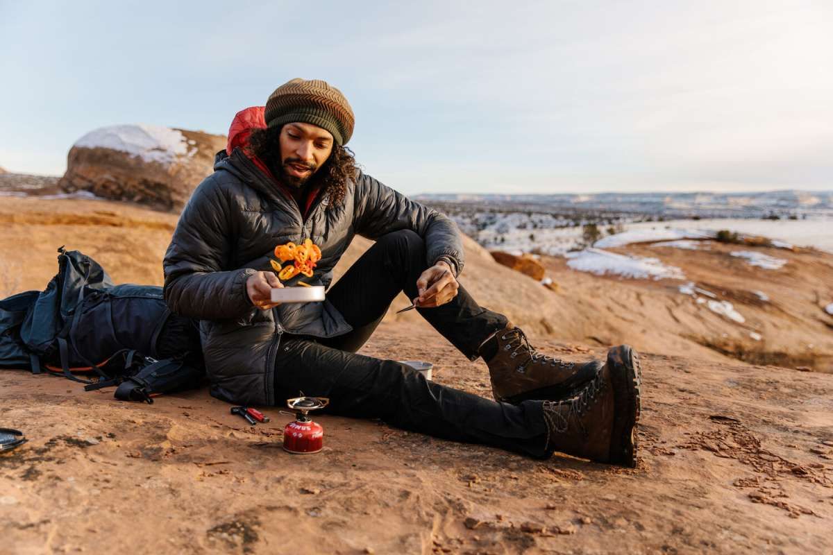 995779072_600x600-2x Mann der mit einer kleine Panne im freien Essen macht