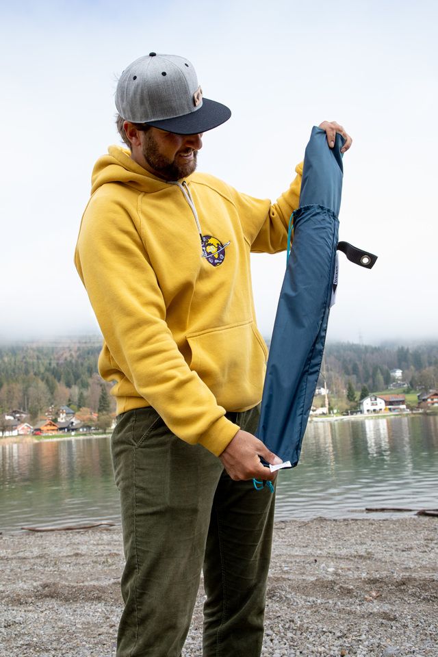 Hoodie, Gelbes Hoodie, Cap, Baseballcap, Zubehörtasche?, Outdoor-Ausrüstung, Seen am Wasser