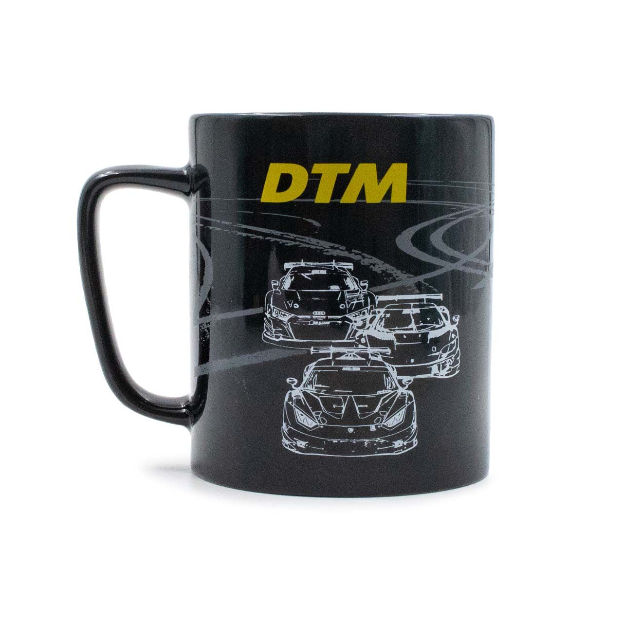 dtm-tasse-schwarz DTM Tasse in schwarz mit gelbem DTM Schrifzug und mehreren Rennautos und Bremsspuren im Hintergrund
