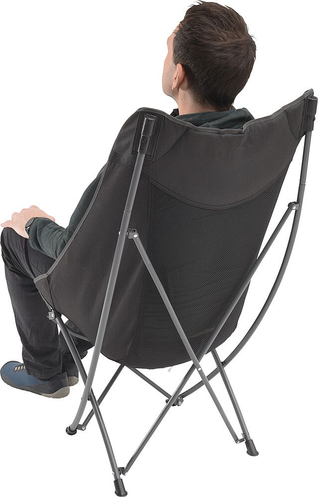 996155221 ROBENS Faltstuhl Strider, aufgeklappt mit Netzrückenlehne, Mann sitzt darauf, Hinteransicht