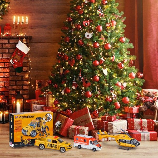 Weihnachtbaum mit Geschenken davor