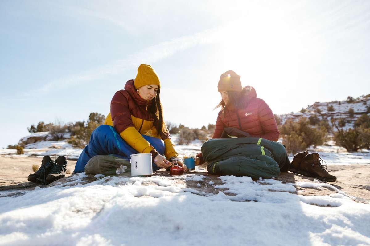 995779071_600x600-2x Zwei Mädchen die im Schnee sitzen