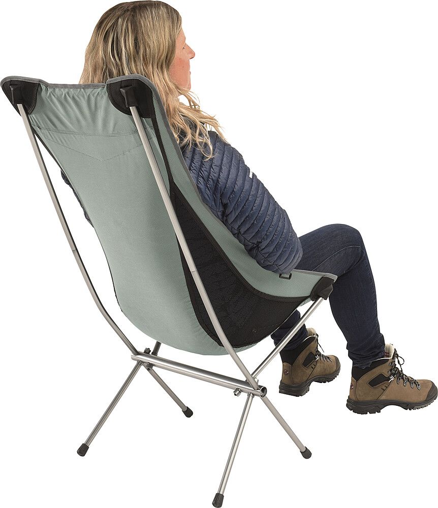 ROBENS Faltstuhl Observer, aufgeklappt mit sitzender Frau