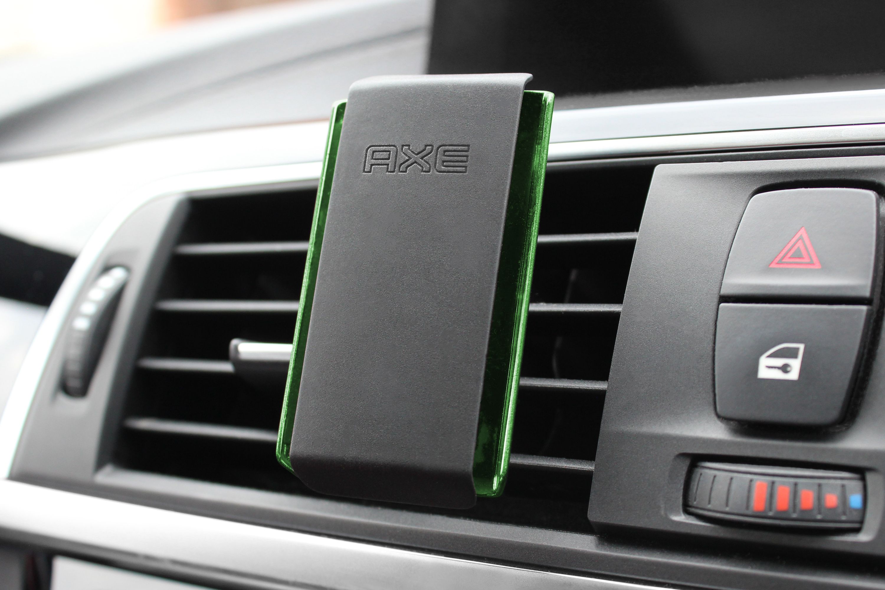 Lufterfrischer AXE , Schwarz rechteckig, grüne Linien