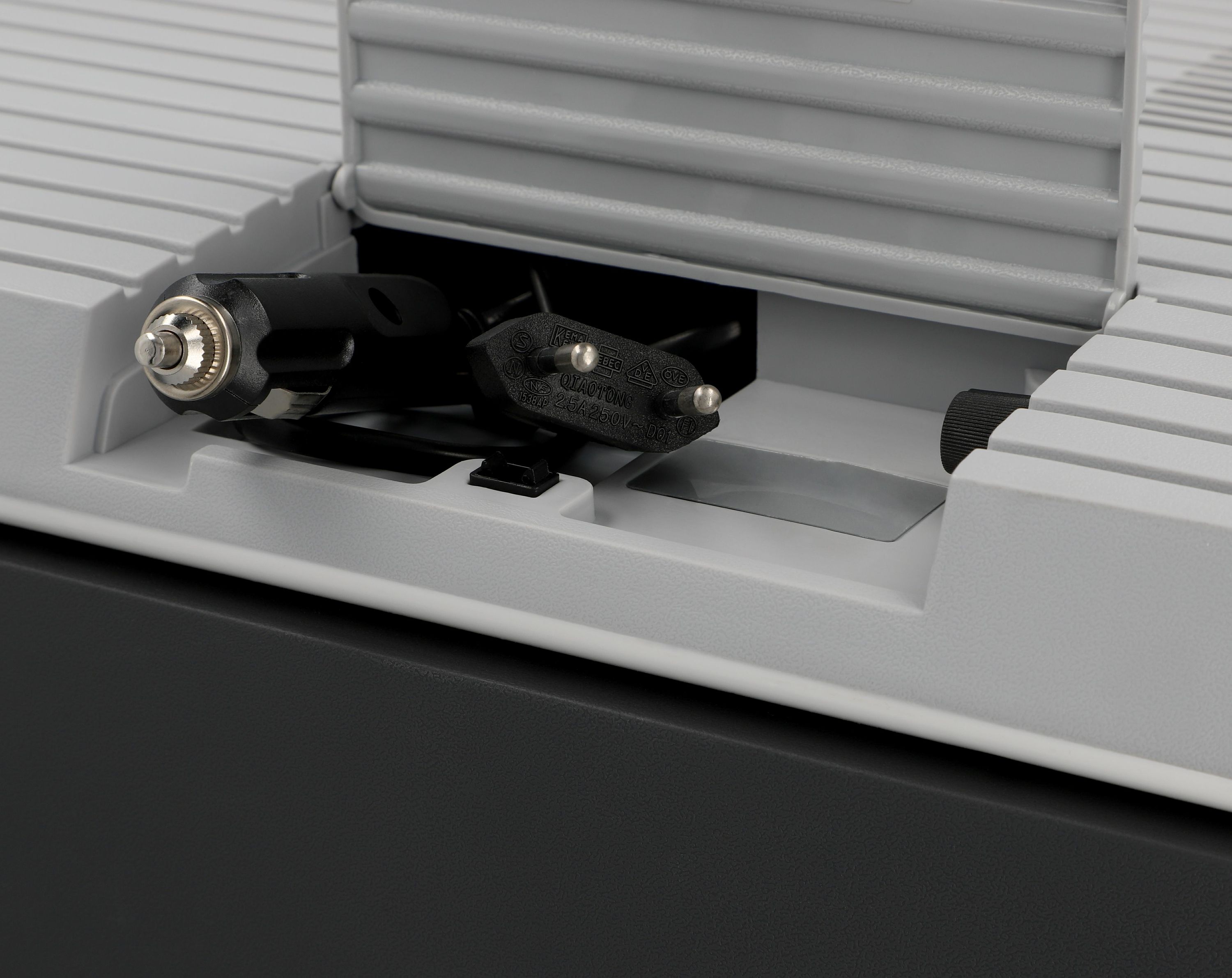 Web-Detail-1-4038373106971_Kuhlbox-KK-28_Web-Detail-1 Kühlbox, Kabelfach, Zigarettenanzünder Stecker