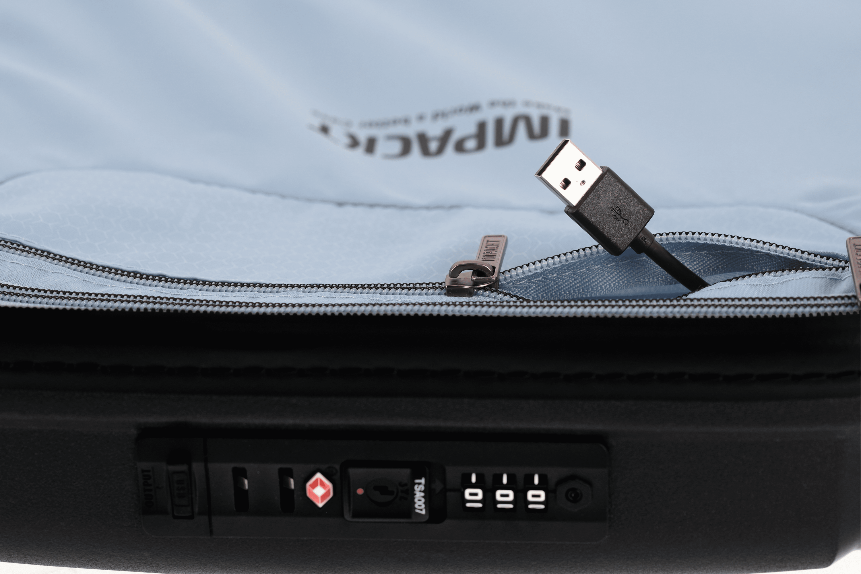 Impackt IP1 Trolley schwarz schwarzschwarz Detailansicht Reißverschluss und USB Port