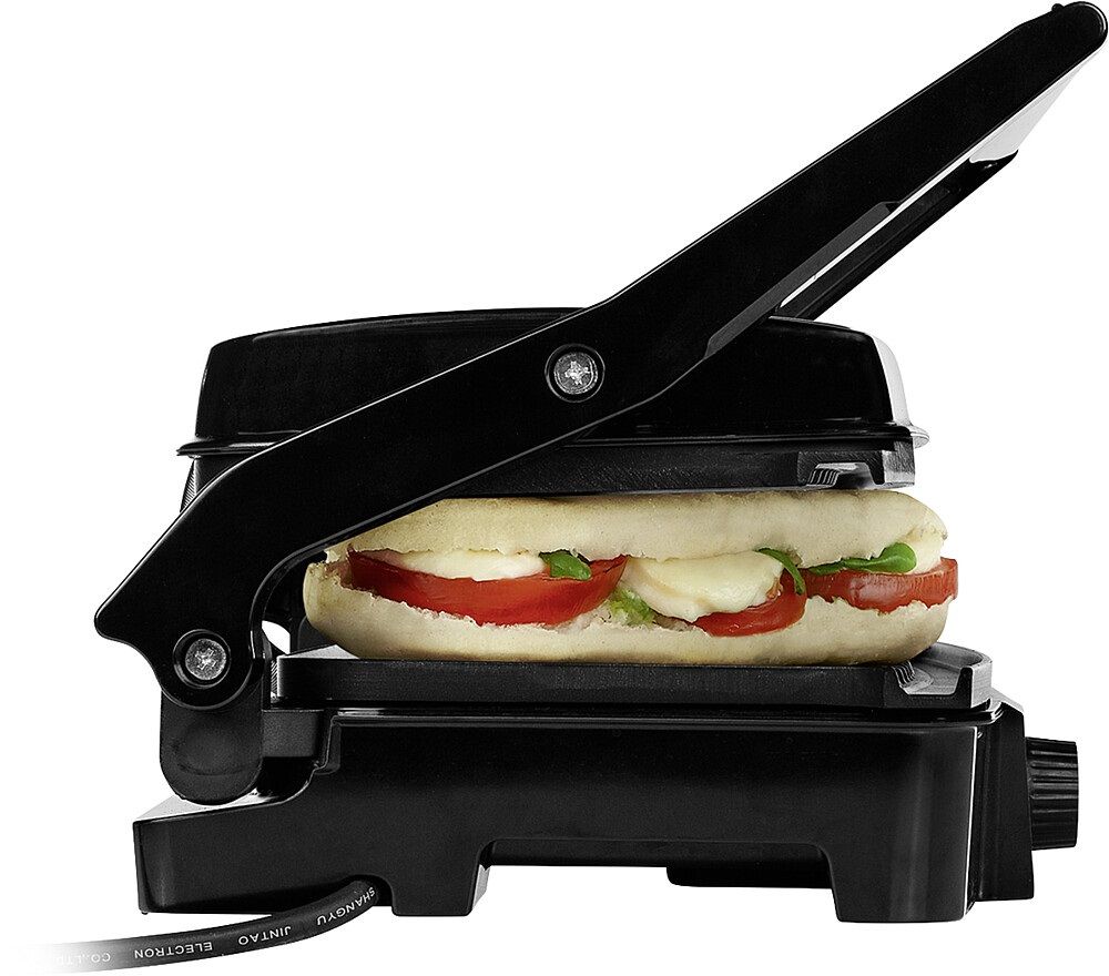 Kontaktgrill Tristar, geschlossen mit Panini auf der Grillfläche, auf weißem Hintergrund