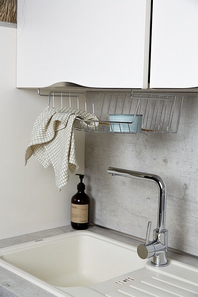 Wenko Regaleinhängekorb unter einem Schrank aufgehangen, mit Spültuch etc befüllt